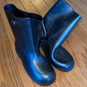 Tingley Rubber Men's 10-inch Overshoe with Button